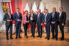 LR Wolfgang Hattmannsdorfer, LR Markus Achleitner, LRin Michaela Langer-Weninger, LAD Erich Watzl, LH Thomas Stelzer, LH-Stv. Manfred Haimbuchner, LR Günther Steinkellner und LR Stefan Kaineder auf der Bühne des Redoutensaals