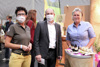 Agrar-Landesrat Max Hiegelsberger und BioRegion Obmann Stv. Eva Eder mit Eveline Mittermayr von Eve`s Naturkosmetik im Gastrobereich der Messe