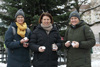 Elisabeth Lanzer, Landesrätin Michaela Langer-Weninger und Petra Haslgrübler stehen nebeneinander in einem städtischen Park, im Hintergrund ein großer Weihnachtsbaum