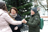 Landesrätin Michaela Langer-Weninger, Petra Haslgrübler und eine weitere Person, alle mit einem Honigglas in Händen, stehen lachend in einem städtischen Park, im Hintergrund ein großer Weihnachtsbaum