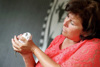 Landesrätin Birgit Gerstorfer betrachtet ein neugeborenes Kätzchen in ihren Händen