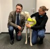 Landeshauptmann-Stv. Dr. Manfred Haimbuchner kniet neben dem zum Diabetesanzeigehund ausgebildeten Saluki „Jack“ – ebenfalls kniend daneben seine Besitzerin, Beate Quatember