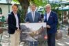 Mag. Andreas Winkelhofer, LR Markus Achleitner und BR Robert Seeber stehen nebeneinander im Gastgarten und halten gemeinsam ein Plakat des Oberösterreich Tourismus mit der Aufschrift „Finde dein Herbstglück in Oberösterreich.“, das Plakat zeigt eine Frau und ein Mädchen von hinten in den Bergen bei Sonnenuntergang