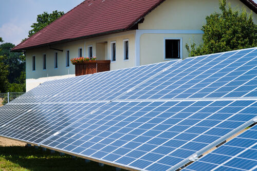 Photovoltaikanlage vor einem Haus