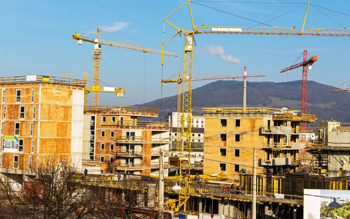 Bau von Wohnungen in Linz, im Hintergrund der Pfenningberg.