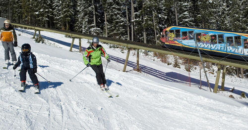 Schifahrer vor der Standseilbahn Wurzeralm