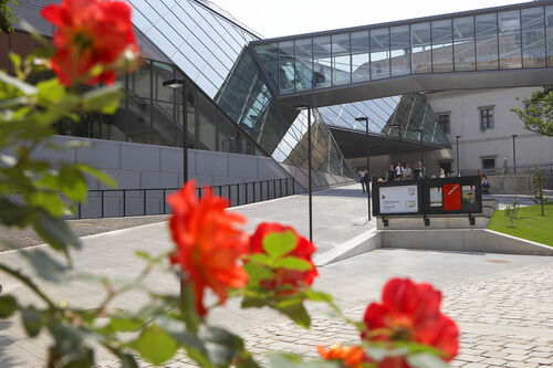 Außenansicht des Schlossmuseums in Linz, Gebäude, Menschen