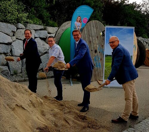 Wirtschafts-Landesrat Markus Achleitner beim Spatenstich für den Breitbandausbau in der Gemeinde Aichkirchen - v.l.: DI Mag. Peter Zehetner (Geschäftsführer KWG), Bürgermeister Franz Haider, Wirtschafts-Landesrat Markus Achleitner, DI Martin Wachutka (Geschäftsführer Fiber Service OÖ.)