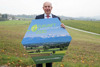 Landesrat Hiegelsberger hält eine Tafel mit der Aufschrift Zukunft Landwirtschaft 2030