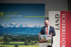 Landesrat Max Hiegelsberger vor einem Plakat mit der Aufschrift Zukunft Landwirtschaft 2030