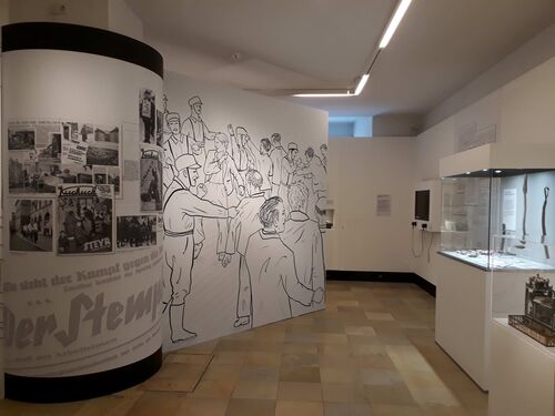 Ausstellungsraum mit Wandbemalungen im Linzer Schlossmuseum