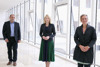Albert Maringer, LH-Stellvertreterin Christine Haberlander und Monika Aichberger  im Foyer des Presseclubs, Blick in den Ursulinenhof