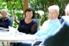 Sozial-Landesrätin Birgit Gerstorfer beim Besuch im Garten des Tageszentrums „Regenbogen“ in Linz