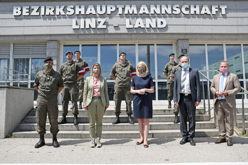 v.l.: Oberösterreichs Militärkommandant Dieter Muhr, Verteidigungsministerin Mag.a Klaudia Tanner, LH-Stellvertreterin Mag.a Christine Haberlander, Linz-Land-Bezirkshauptmann Mag. Manfred Hageneder und Landtagsabgeordneter Mag. Dr. Christian Kolarik.