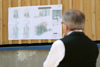 Landesrat Ing. Wolfgang Klinger betrachtet den Bauplan einer Wasserversorgungsanlage