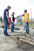 Landesrat Ing. Wolfgang Klinger mit Gemeindemitarbeitern bei einer Straßenbaustelle