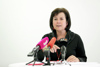 Landesrätin Birgit Gerstorfer an einem Konferenztisch, auf dem drei Mikrofone stehen