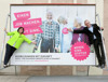 Voller Einsatz für die Pflege. LRin Birgit Gerstorfer und Martin König machen Werbung für Berufe in der Altenarbeit