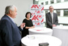 Johann Kalliauer, Landesrätin Birgit Gerstorfer und Martin König stehend nebeneinander in einem Konferenzraum, jeder an einem eigenen Stehtisch