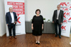 Johann Kalliauer, Landesrätin Birgit Gerstorfer und Martin König stehend nebeneinander in einem Konferenzraum, hinter ihnen Rollplakate mit Beschriftung Let´s work for the working people, AK Oberösterreich