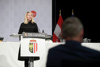 Landeshauptmann-Stellvertreterin Mag.a Christine Haberlander steht auf einer Bühne an einem Rednerpult mit Beschriftung Oö. Landtag und Oberösterreich-Wappen