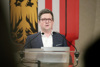 Landesrat Mag. Michael Lindner steht an einem Rednerpult, im Hintergrund eine Oberösterreich-Fahne