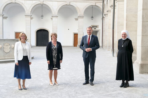 Dr.in Daniela Palk, Maria Atteneder, Landeshauptmann Mag. Thomas Stelzer und Schwester Tarcisia Valtingoier 