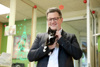 Halbportrait von LR Michael Lindner, in der Hand hält er eine junge Katze.