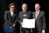Landeshauptmann Thomas Stelzer mit Harald Gebhartl (Bühnenkunstpreisträger des Landes OÖ 2018) sowie Laudator und Jury-Mitglied Peter Grubmüller (v.l.)