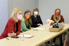 LH-Stv.in Mag.a Christine Haberlander, Stefanie, Christina und Magdalena Poxrucker sitzen nebeneinander an einem Tisch; rechts im Bild sind verschiedene Mikrofone positioniert; alle vier tragen eine FFP2-Maske