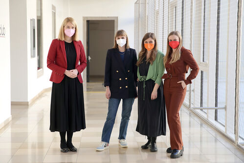 LH-Stv.in Mag.a Christine Haberlander, Christina, Stefanie und Magdalena Poxrucker stehen nebeneinander am Gang im OÖ. Presseclub; alle vier tragen eine FFP2-Maske