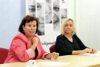 Landesrätin Birgit Gerstorfer und Nicole Sonnleitner sitzen nebeneinander an einem Konferenztisch