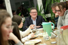 Kinderschutz-Landesrat Michael Lindner beim gemeinsamen Abendessen im Mädchenwohnhaus „Die Brücke“