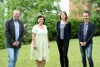 Gernot Koren, Landesrätin Birgit Gerstorfer, Manuela Ströbitzer und Raphaela Just stehen nebeneinander auf einem Rasen, im Hintergrund Büsche und Bäume