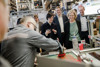 Fronius CEO Elisabeth Engelbrechtsmüller-Strauß, Umwelt- und Klima-Landesrat Stefan Kaineder und Klimaschutzministerin Leonore Gewessler beim Betriebsrundgang im Fronius-Werk in Sattledt.