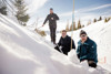 Stefan Reinbacher und Florian Stifter vom Lawinenwarndienst Oberösterreich zeigen Landesrat Stefan Kaineder wie ein Schneeprofil zur Gefahreneinschätzung angelegt und interpretiert wird.