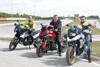 LR für Infrastruktur Günther Steinkellner, ÖAMTC Landesdirektor Harald Großauer und Andreas Rouschal, Leiter des Fahrtechnik Zentrums Marchtrenk freuen sich dass die Motorrad Fahrtechnik-Trainings mit 1. Mai 2020 wieder starten können. 