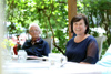 Sozial-Landesrätin Birgit Gerstorfer beim Besuch im Garten des Tageszentrums „Regenbogen“ in Linz