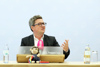 Landesrat Mag. Michael Lindner sitzend an einem Konferenztisch mit Mikrofonen
