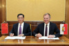 Landeshauptmann Mag. Thomas Stelzer und der Generaldirektor des Sportamtes Li Zheng unterzeichnen die Verlängerung des Kooperationsvertrages
