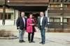 Bürgermeister Ferdinand Aigner, Kinderschutz-Landesrätin Birgit Gerstorfer und Wolfgang Hochreiter stehen vor der Unterkunft in St. Georgen im Attergau.