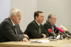 Johann Hingsamer, Landeshauptmann-Stv. Dr. Manfred Haimbuchner und DI Alexander Grübl sitzen nebeneiander an einem Konferenztisch, vor ihnen Unterlagen, Mikrofone, Laptop