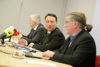 Johann Hingsamer, Landeshauptmann-Stv. Dr. Manfred Haimbuchner und DI Alexander Grübl sitzen nebeneiander an einem Konferenztisch, vor ihnen Unterlagen, Mikrofone, Laptop