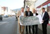 Landesrat Mag. Günther Steinkellner, Karl Josef Haidinger, Gerhard Klaffner und Albert Aigner stehen nebeneinander am Ortsplatz in Weyer und halten gemeinsam einen Straßenbauplan