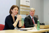 Landesrätin Michaela Langer-Weninger und Georg Adam Starhemberg sitzen nebeneinander an einem Konferenztisch, vor ihnen Unterlagen, im Hintergrund ein Rollplakat mit Beschriftung proHolz