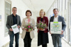 Wolfgang Eder (Gartenbauschule Ritzlhof), Agrar-Landesrätin Michaela Langer-Weninger, Landeshauptmann-Stellvertreterin Mag.a Christine Haberlander und Hannes Hofmüller (Oö. Gärtner) stehen nebeneinander; die beiden Frauen halten jeweils ein Blumengesteck, Wolfgang Eder einen Gutschein und Hannes Hofmüller eine Tafel mit der Aufschrift „Natur im Garten Schule“ in ihren Händen