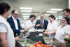 Sozial- und Gesundheitsminister Johannes Rauch, Landeshauptmann Thomas Stelzer und Landesrat Stefan Kaineder beim Gurkenschälen mit dem engagierten Küchenteam der Betriebsküche im Landesdienstleistungszentrum.