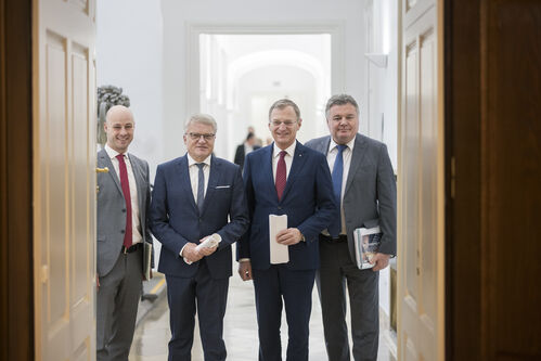 Vizebürgermeister Martin Hajart, Bürgermeister Klaus Luger, Landeshauptmann Thomas Stelzer und Landesrat Günther Steinkellner im Linzer Landhaus.