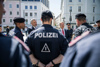 Bundesminister Karl Nehammer und Landeshauptmann Thomas Stelzer im Gespräch mit Polizistinnen und Polizisten des SRK