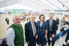 Geschäftsführer DI Dr. Josef Miesenberger vom Fleckviehzuchtverband Inn- und Hausruckviertel, Bundespräsident Dr. Alexander Van der Bellen, Bundesministerin Elisabeth Köstinger und Landeshauptmann Mag. Thomas Stelzer in der Tierarena der Rieder Messe; im Hintergrund die laufende Zuchtausstellung.